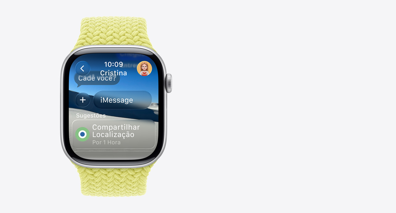 Apple Watch prateado com pulseira trançada amarela, na tela uma mensagem translúcida que diz “Onde você está?” e a palavra “Sugestões” aparece embaixo com uma ação inteligente que diz ”Compartilhar”  localização por 1 hora