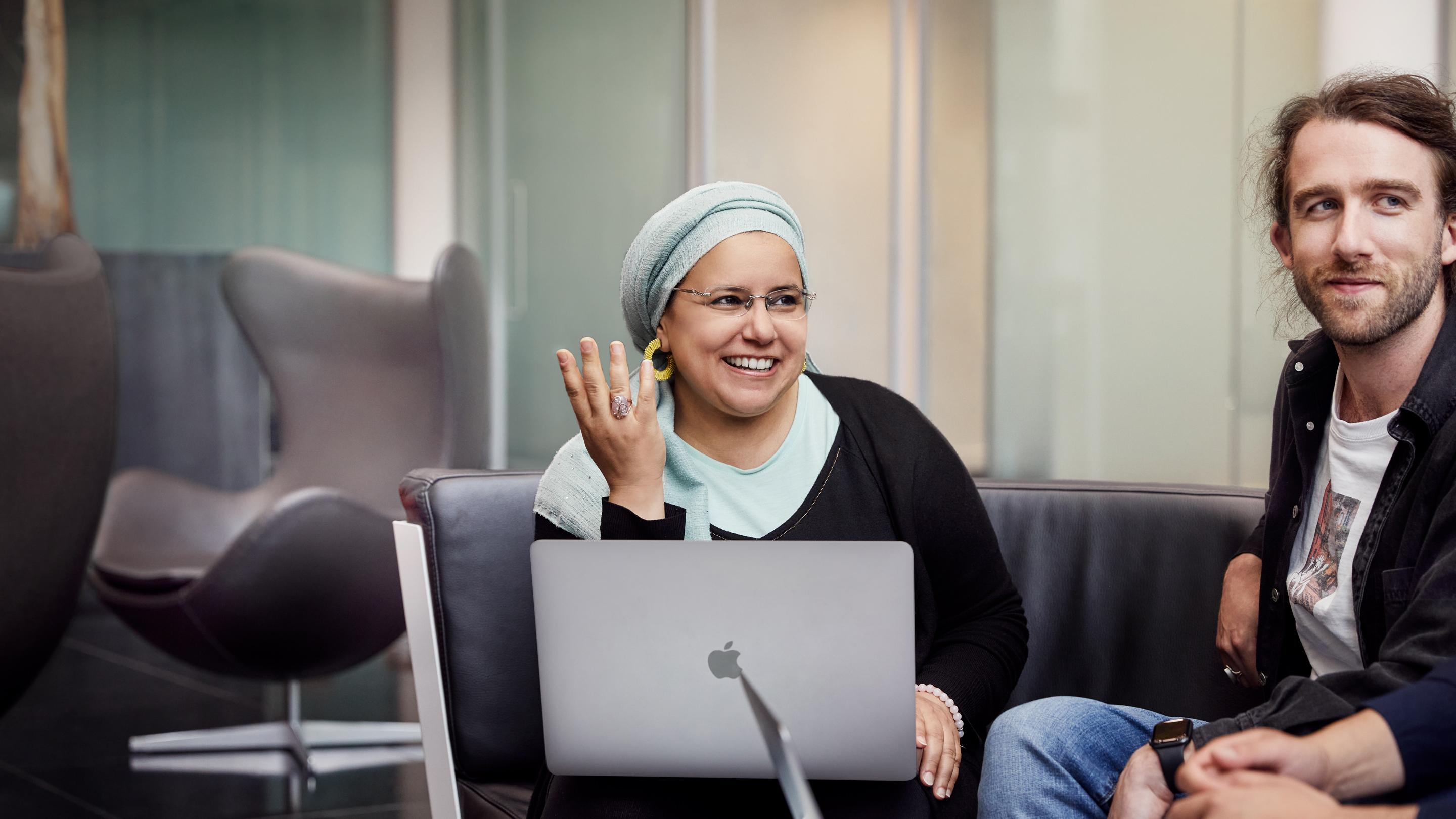 Apple 科克員工坐在一起，互相合作。