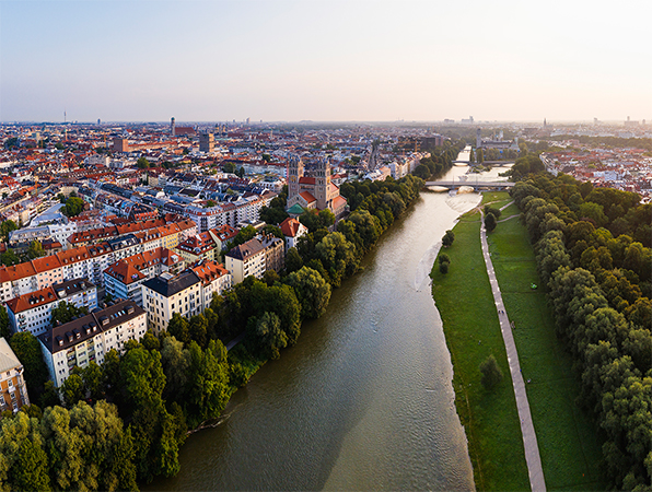 Vue aérienne de Munich avec des arbres et un sentier de randonnée le long d’une rivière.