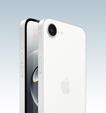 iPhone 16e blanco, con parte de la pantalla visible y vista lateral que permite ver el Botón de Acción, el botón de volumen y el botón lateral. Parte trasera con sistema de cámara dos en uno en la esquina superior izquierda.