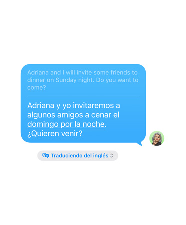 Traducción en Vivo en Mensajes, con el mensaje “Adriana y yo vamos a invitar a algunos amigos a cenar el domingo por la noche. ¿Os animáis a venir?” traducido automáticamente del inglés