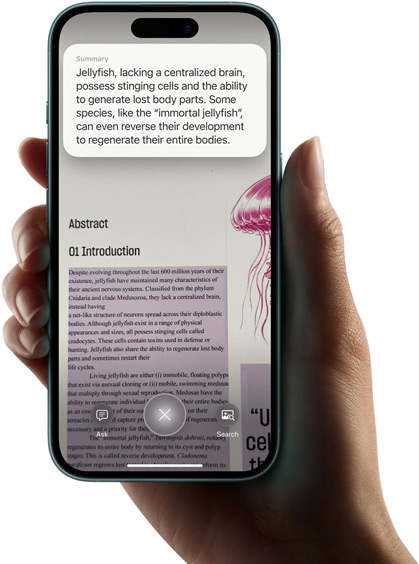 En hånd holder en iPhone 16, der viser resultater fra en søgning med visuel intelligens.