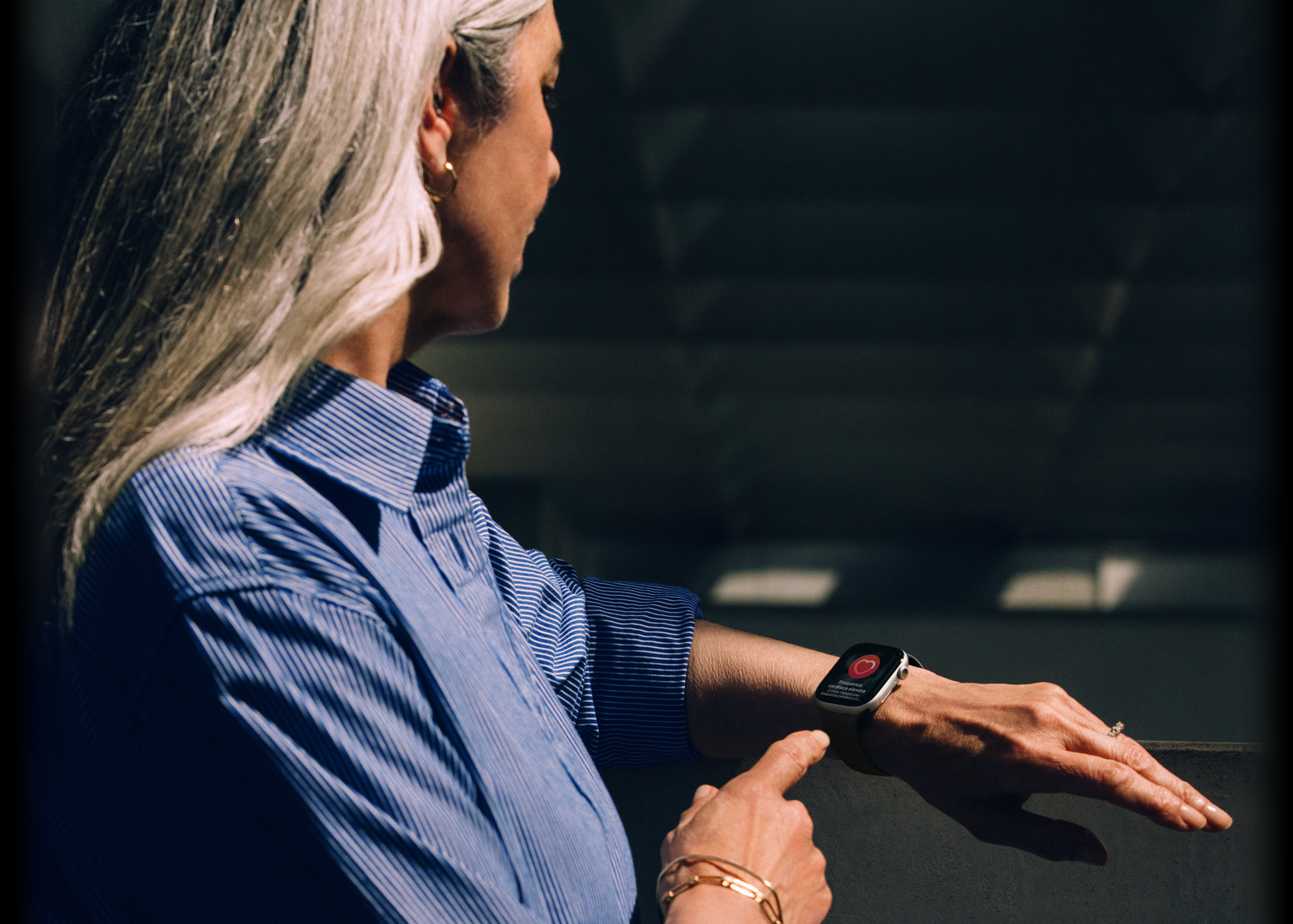 Una persona che legge la notifica di una possibile ipertensione su Apple Watch Series 11