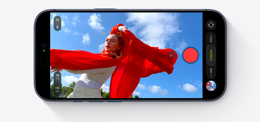 iPhone in orizzontale mostrato di fronte, sullo schermo due persone in auto inquadrate dalla fotocamera frontale Center Stage in un video selfie, con quadrati gialli intorno ai volti a indicare l’inquadratura automatica