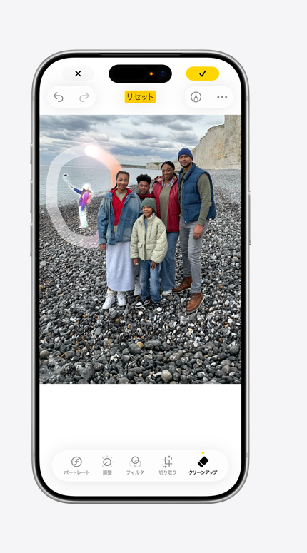 iPhoneの画面に、ライブ翻訳でドイツ語から英語に翻訳されたメッセージが表示されている