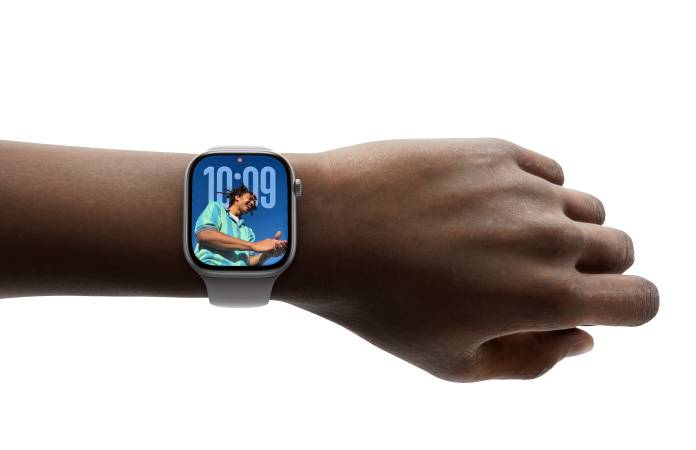 شخص يرتدي ساعة Apple Watch Series 11 مع واجهة الساعة "الصور"