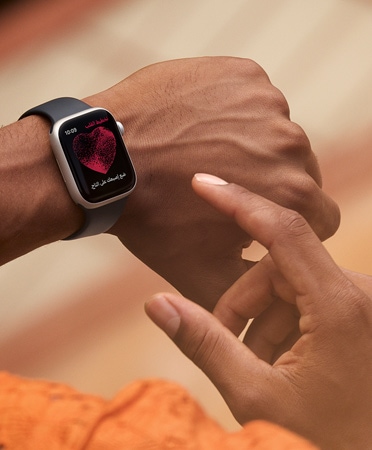 شخص يستخدم Apple Watch Series 11 لإجراء تخطيط للقلب خلال تنقله