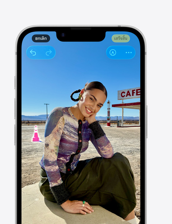 หน้าจอ iPhone, ภาพถ่ายของบุคคลที่กำลังยิ้มบริเวณชายหาด, แสดงวิธีลบกรวยออกจากพื้นหลังในภาพด้วยเครื่องมือลบออก