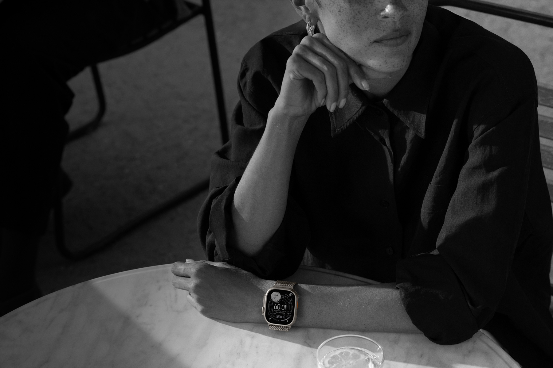 Akşam yemeğine çıkmış birisi Apple Watch Ultra 3 takıyor