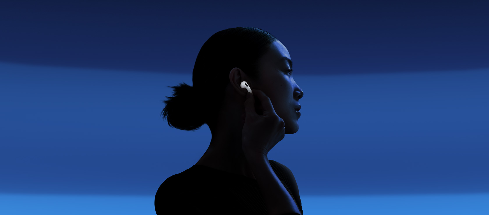 Zbliżenie na przód i tył nowych AirPods 4.