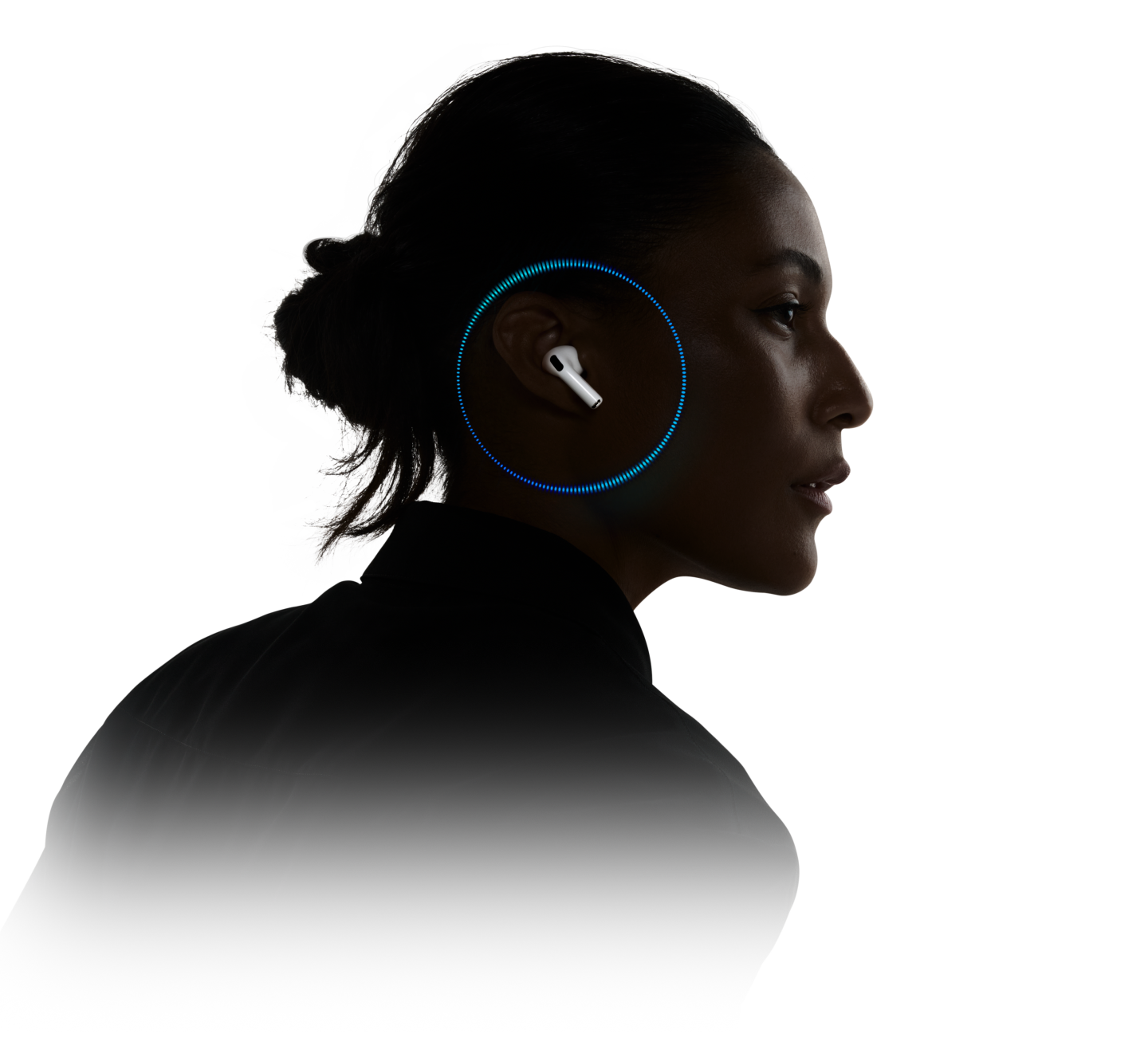 Seseorang mengenakan AirPods Pro 3 dengan gelombang suara di sekitar telinganya.