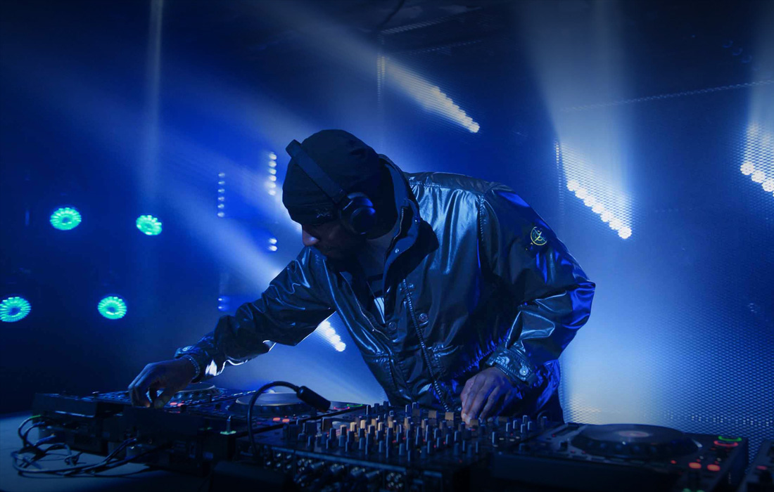 En DJ opptrer på en konsert.