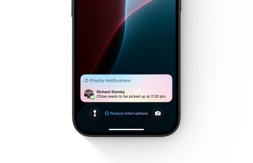 iPhone z włączonym trybem skupienia Mniej powiadomień. Widać jedno powiadomienie oznaczone jako „może ważne”.