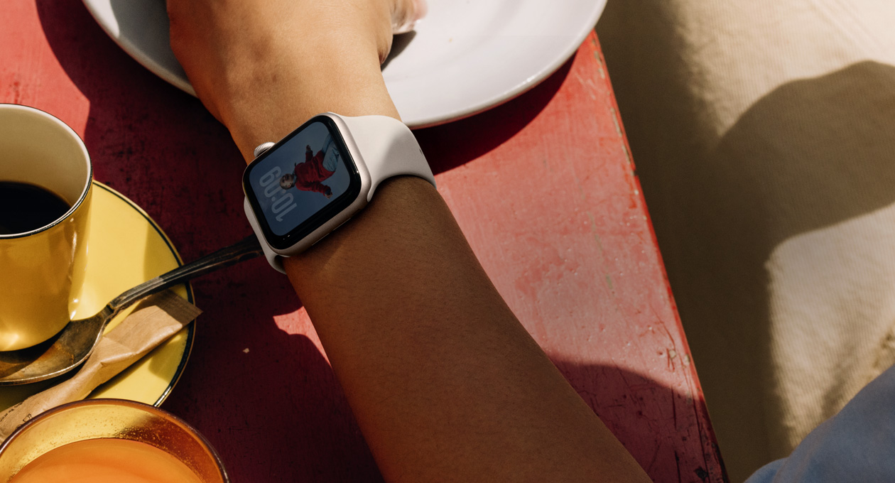 Apple Watch SE 3, cassa in alluminio color galassia, display always-on, quadrante Foto, cinturino Sport color galassia