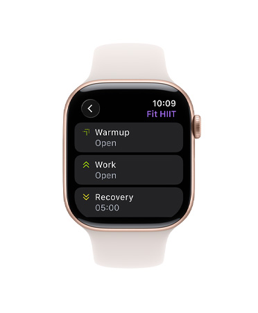 Apple Watch Series 11，玫瑰金色鋁金屬錶殼，展示體能訓練 app，自訂體能訓練資訊卡，配搭淡胭脂色運動錶帶