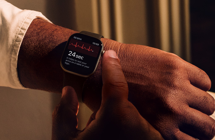 用户按住 Apple Watch Series 11 的數碼錶冠，以心電圖 app 測量心臟健康狀況