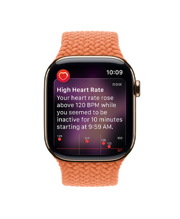 Apple Watch Series 11, titanboett i guldfinish, varning om hög puls, flätad sololoop i färgen gurkmeja