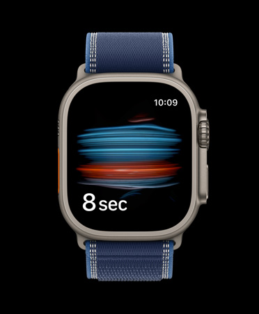 Apple Watch Ultra 3，採用原色鈦金屬錶殼，配以藍色配亮藍色越野手環；螢幕顯示健康 app 的血氧測試