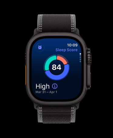 Apple Watch Ultra 3，採用黑色鈦金屬錶殼，配以黑色配木炭色越野手環；螢幕顯示睡眠分數圓圈圖表