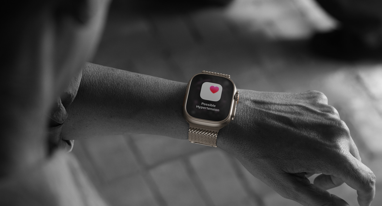 En person sjekker et varsel om høyt blodtrykk fra Helse-appen på Apple Watch Ultra 3.