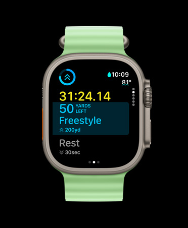 Apple Watch Ultra 3 med urkasse av naturlig titan og Ocean Band i neongrønn viser en tilpasset treningsøkt og Neste i Trening-appen.
