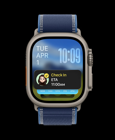 Apple Watch Ultra 3 med urkasse av svart titan og Trail Loop i blå/klarblå viser en Oppfølging-varsling øverst i den smarte stabelen.