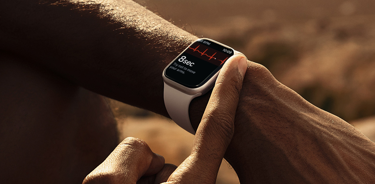 Một người dùng đang đo ECG với ứng dụng ECG trên Apple Watch.