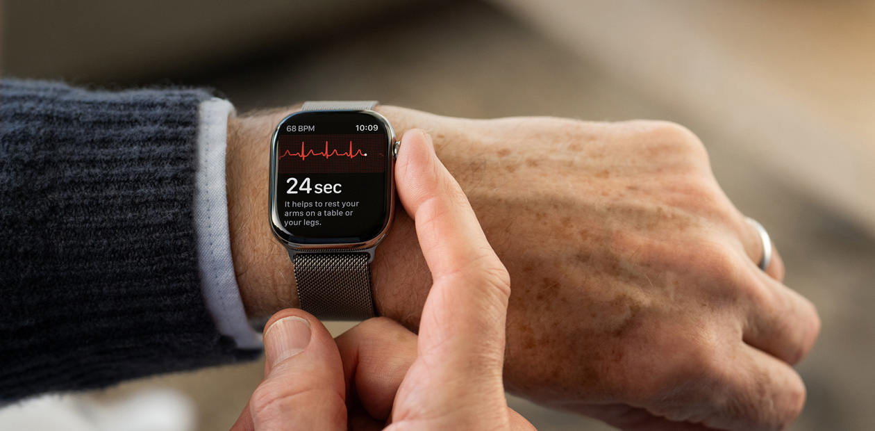 Một người dùng đang đo ECG với ứng dụng ECG trên Apple Watch.