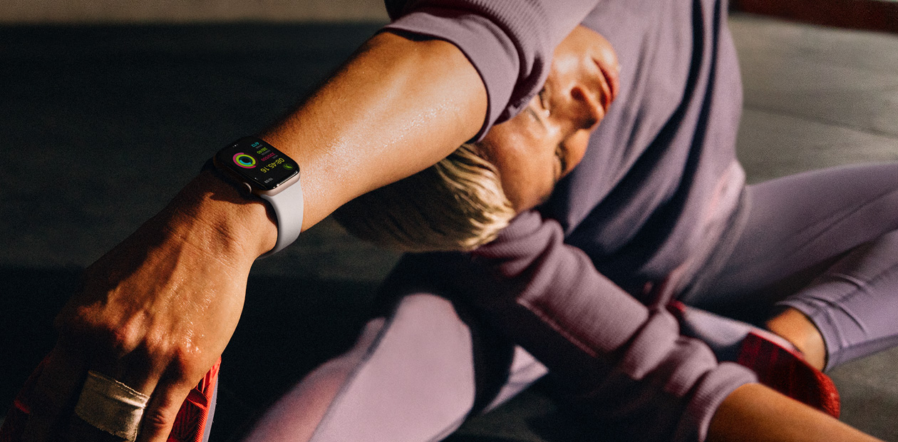 Một người phụ nữ đeo Apple Watch trong khi đang thực hiện giãn cơ.