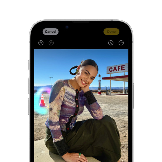 أداة التنظيف في Apple Intelligence تسلط الضوء على عنصر خلفية في صورة على iPhone 16e‏.