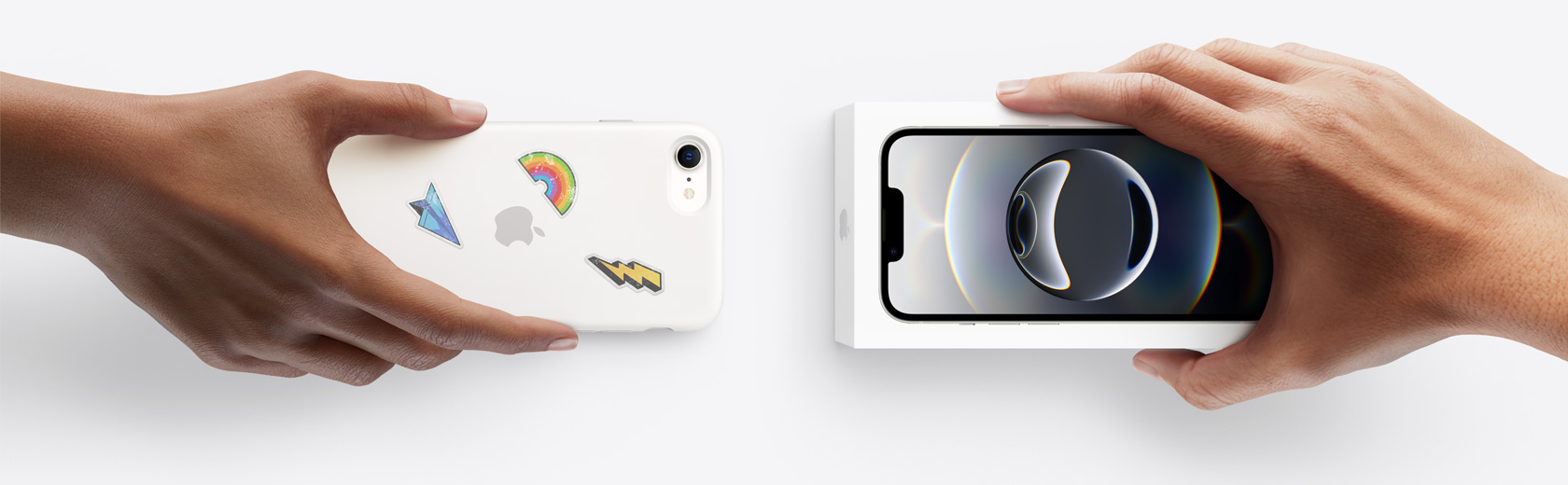 下取りに出すスマートフォンと箱に入ったiPhone 16eを交換する手