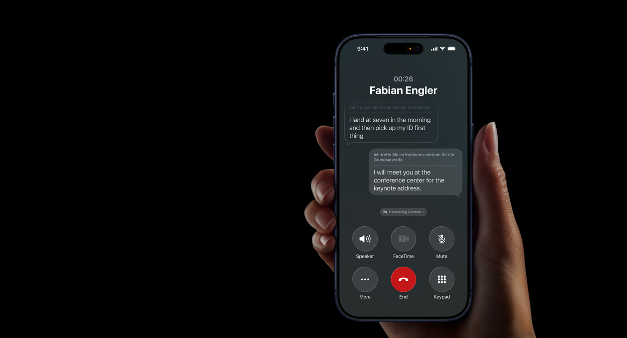 Dłoń trzymająca iPhone’a 17 Pro z prezentacją funkcji Tłumaczenie na żywo opartą na Apple Intelligence podczas rozmowy telefonicznej w trybie głośnomówiącym.