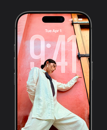 Ein iPhone Sperrbildschirm mit Uhrzeit, die an das gezeigte Foto angepasst ist