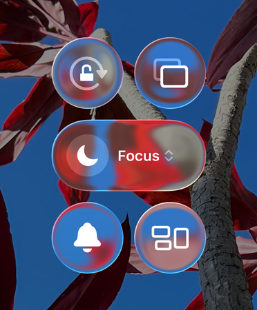 Ecrã principal colorido do iPhone com apps e widgets transparentes em Liquid Glass
