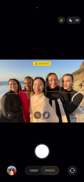 iPhone Air 機面，螢幕展示使用相片人物置中功能多人自拍