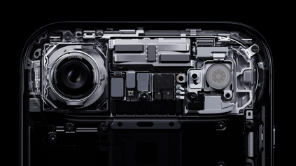 iPhone Air，展示凸起擴展平台的內部組件，包括融合主相機、閃光燈、晶片