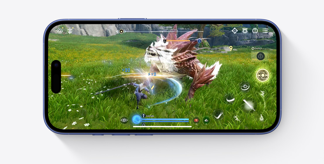 Un iPhone 16 en posición horizontal con una escena del videojuego Honor of Kings: World.