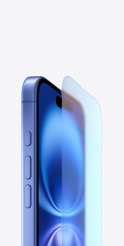 Tříčtvrtinový pohled na plášť z ultramarínového leteckého hliníku a odolný Ceramic Shield na obrazovce, které jsou od iPhonu 16 pro efekt oddělené.