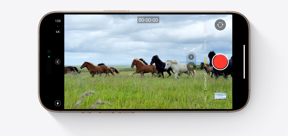 Na displeji iPhonu 16 Pro je vidět aplikace Fotoaparát se statickým záběrem z videa běžících koní pořízeným ve 4K Dolby Vision při 120 fps.