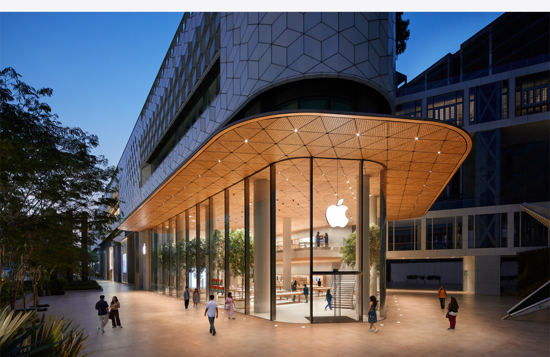 Noční pohled na exteriér moderního Apple Storu.
