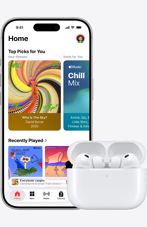 Přehrávání hudby na iPhonu 16, vedle kterého jsou položené AirPody