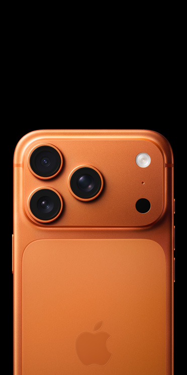 iPhone 17 Pro v temně modré, zadní strana s viditelnou profesionální fotosoustavou, snímačem LiDAR, bleskem a mikrofonem.