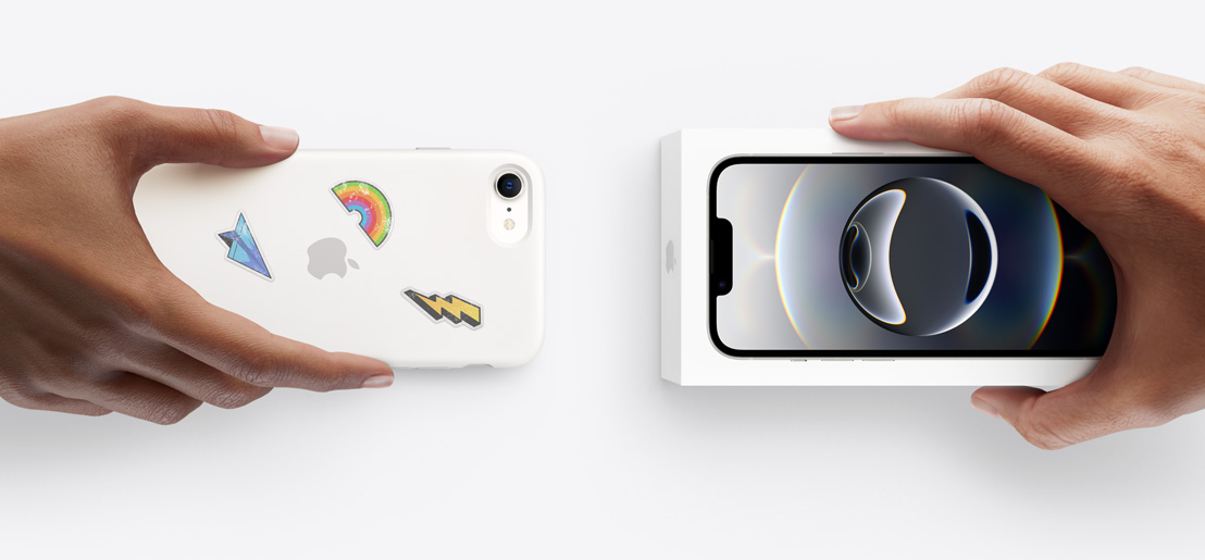 Hand met een inruil-iPhone in een siliconenhoesje met stickers op de achterkant, die wordt ingeruild voor een nieuwe iPhone 17 in de verpakking.