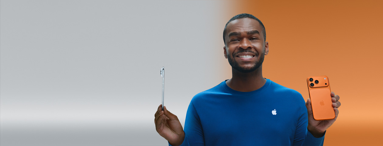 Una visita guiada, imagen de dos personas que sostienen un iPhone cada una, parte posterior, fuera de una tienda Apple Store.