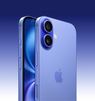 iPhone 16 in de kleur Ultramarijn, gedeeltelijk zichtbaar display, schuin zijaanzicht met Actieknop, volumeknop en zijknop in beeld. Op de achterkant is links bovenaan het geavanceerde dual camera-systeem te zien.