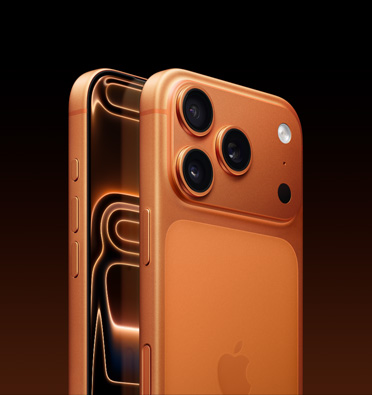 Kosmicky oranžový iPhone 17 Pro v pohledu pod úhlem na část obrazovky a boční strany – akční tlačítko, tlačítka hlasitosti a boční tlačítko. Na zadní straně je vidět profesionální fotosoustava v levém horním rohu.