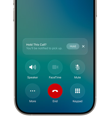 iPhone, mitad inferior de la pantalla mostrando una llamada activa con la nueva opción Asistente de Llamada en Espera y una notificación con el botón Poner en Espera