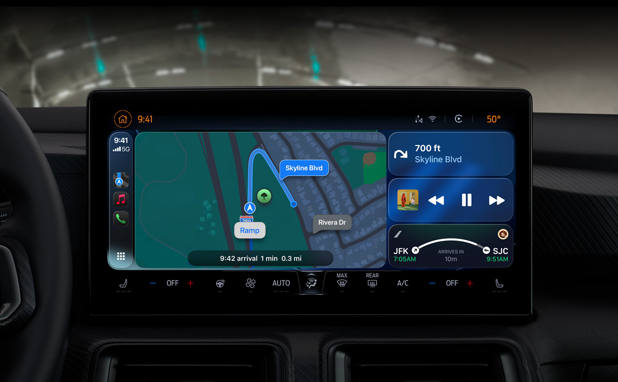 En un auto, CarPlay muestra direcciones en Mapas, Apple Music, información de un vuelo y widgets
