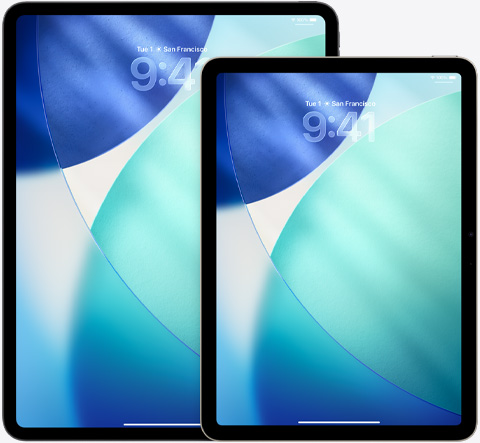 Un iPad et un iPad Air côte à côte, l’iPad Air devant, superposé à l’iPad, orientation portrait, l’écran verrouillé affiche l’heure en Liquid Glass translucide