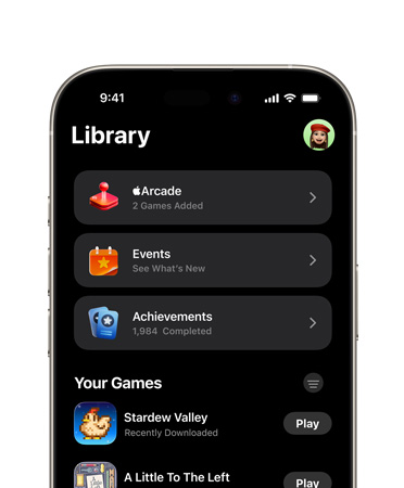 iPhone, mitad superior de la pantalla mostrando el diseño de la app Juegos, incluida la pestaña Biblioteca, con Apple Arcade, Eventos, Logros y la sección Todos los Juegos